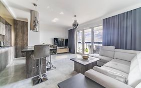 Apartmate- City View Comfy Apartment By The Sea & Free Gym